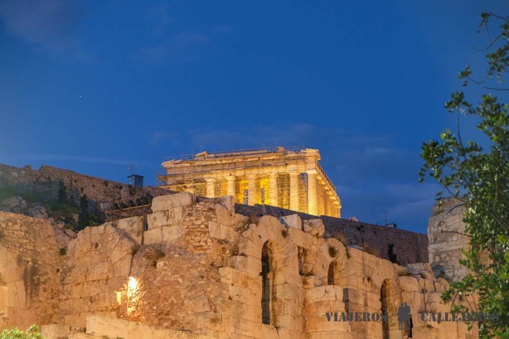 Acrópolis de noche en el Atenas en un día