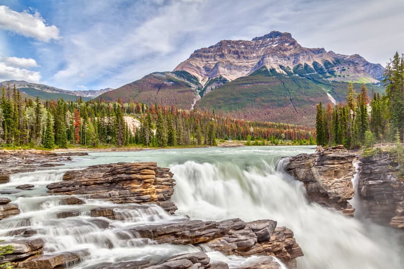 Athabasca Falls uno de los lugares que ver en la Icefields Parkway