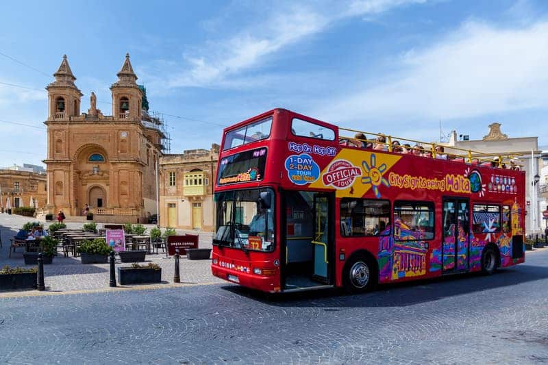 Autobรบs turรญstico en los consejos para viajar a Malta