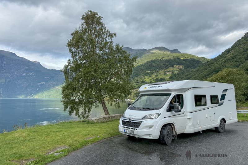 Autocaravana aparcada en un fiordo de Noruega