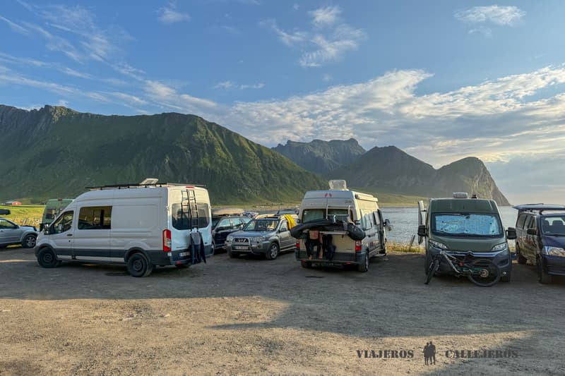 Autocaravanas en una playa de Lofoten en Noruega