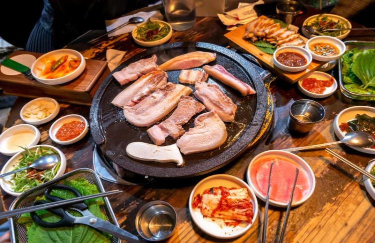 Barbacoa cerdo negro en los restaurantes donde comer en la isla de Jeju