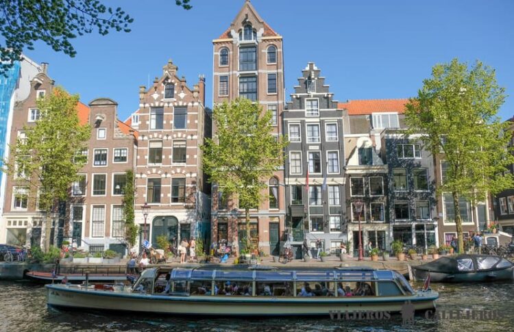 Barco por los canales de Ámsterdam en la ruta de tres días