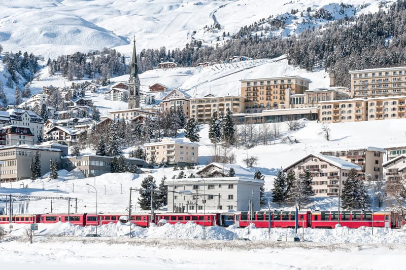 Bernina Express en St. Moritz en una ruta por Suiza en invierno