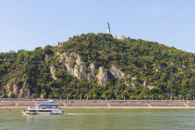 El Monte Gellért desde el Danubio