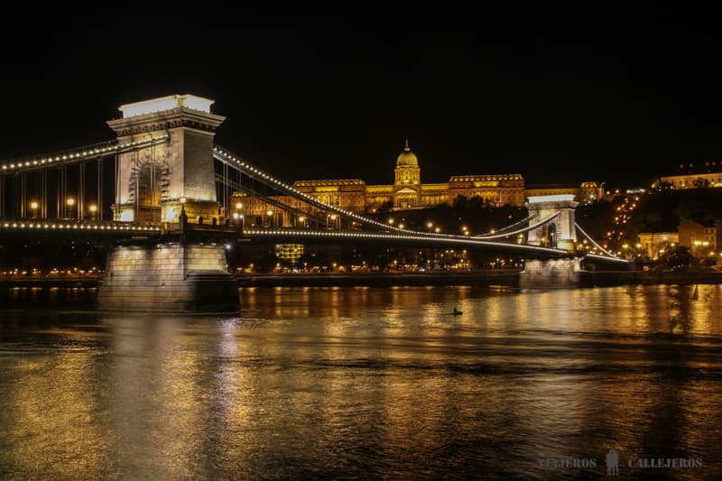 Puente de las Cadenas de noche en la ruta por Budapest en 3 días
