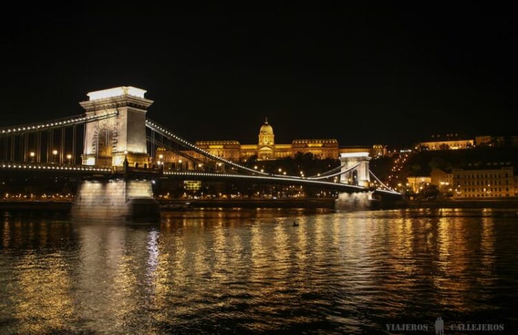Puente de las Cadenas por la noche en el Budapest en dos días