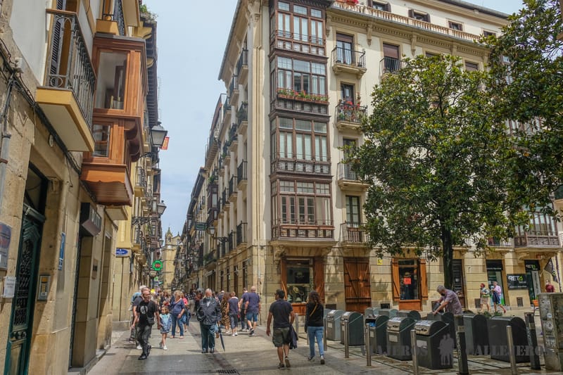 Calle Mayor en la Parte Vieja otro de los lugares donde alojarse en San Sebastián