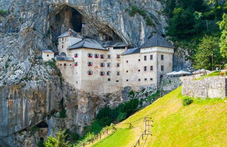 Castillo de Predjama en Eslovenia