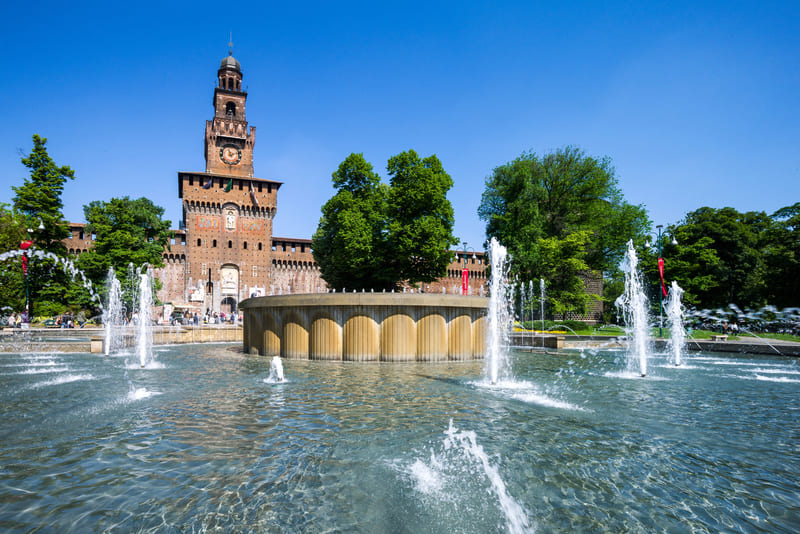 castillo sforzesco milan en un día