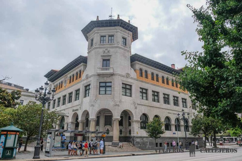 Delegación de Correos en Santander en la plaza de Alfonso XIII