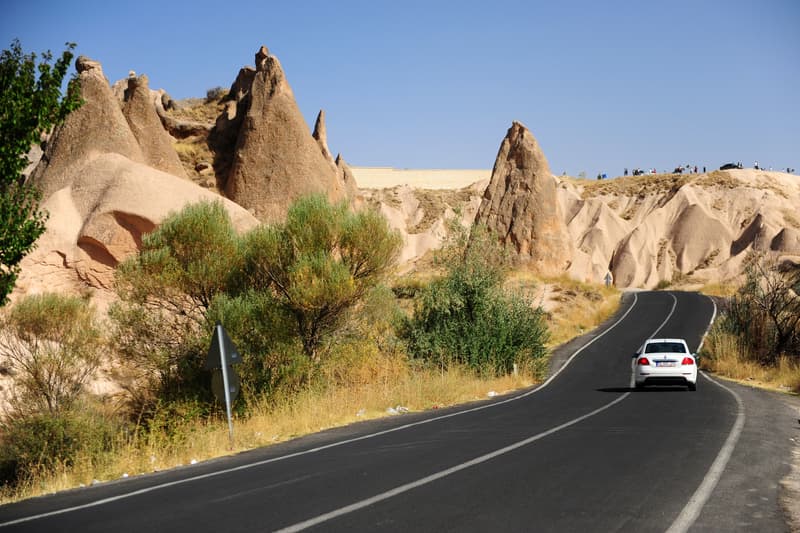 Coche de alquiler en una ruta por Turquía