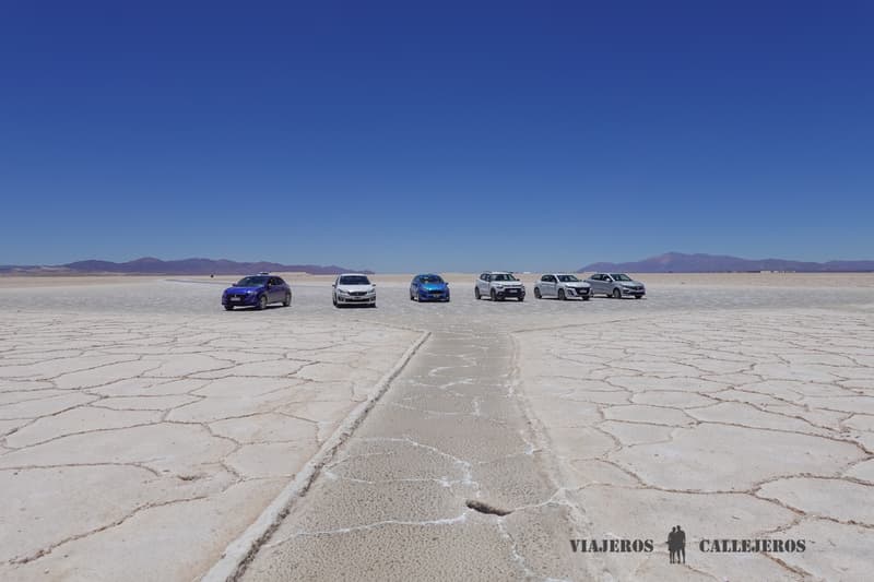 Coche de alquiler en las Salinas Grandes en los consejos para viajar a Argentina