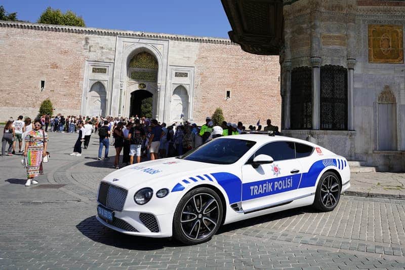 Coche de policía al viajar a Turquía