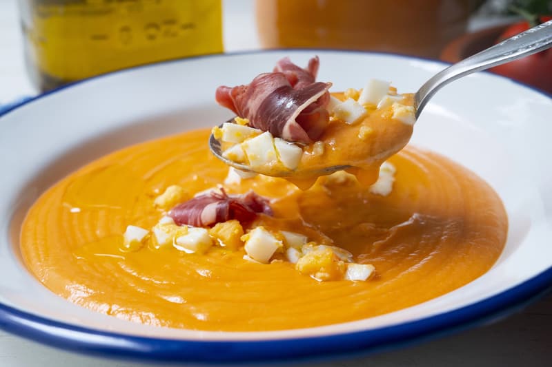 Comer salmorejo, una de las cosas que hacer en Córdoba