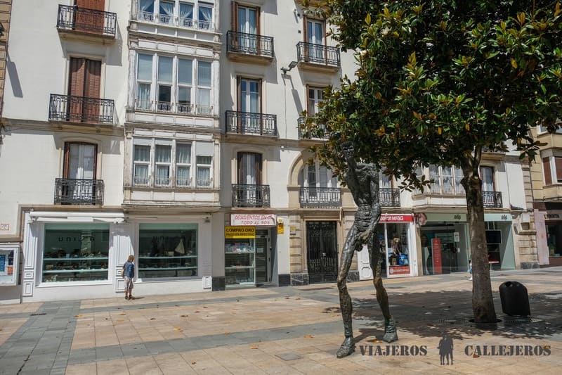 Escultura del Caminante que ver en vitoria
