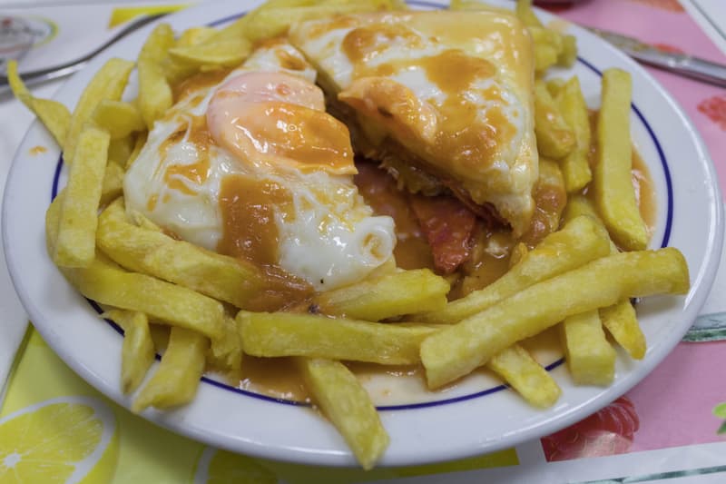 Francesinha, una de las comidas que deberías probar en Oporto