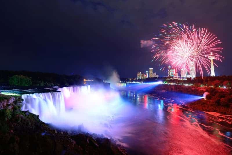 Iluminación y fuegos artificiales en Niagara Falls Canadá