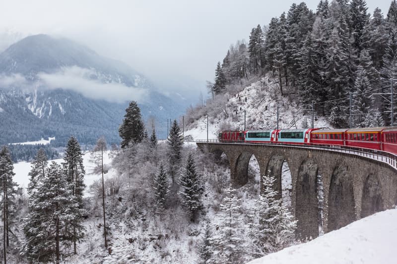 Glacier Express en el Grand Train Tour of Switzerland en Suiza en invierno