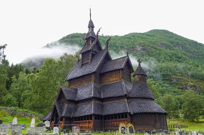 Iglesia de Borgund fiordos noruegos