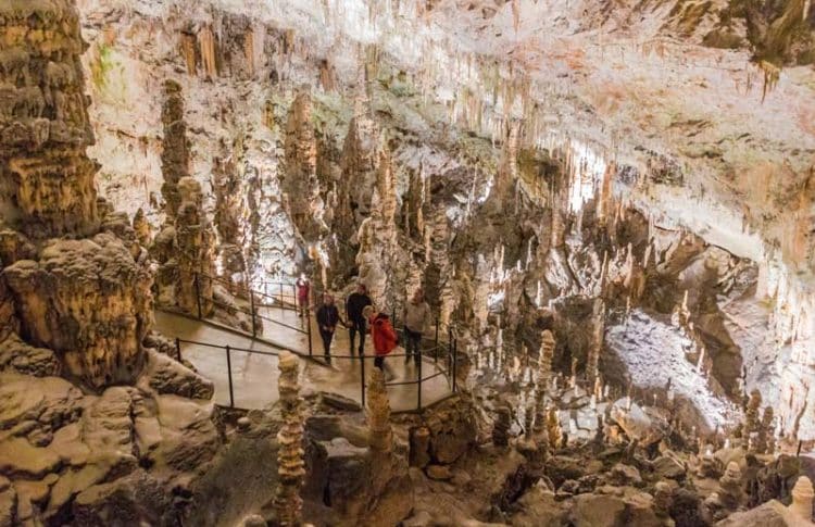 Interior de la Cueva de Postojna