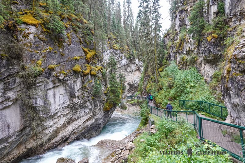 Recorrer Johnson Canyon, otra de las cosas que hacer en el Parque Nacional Banff