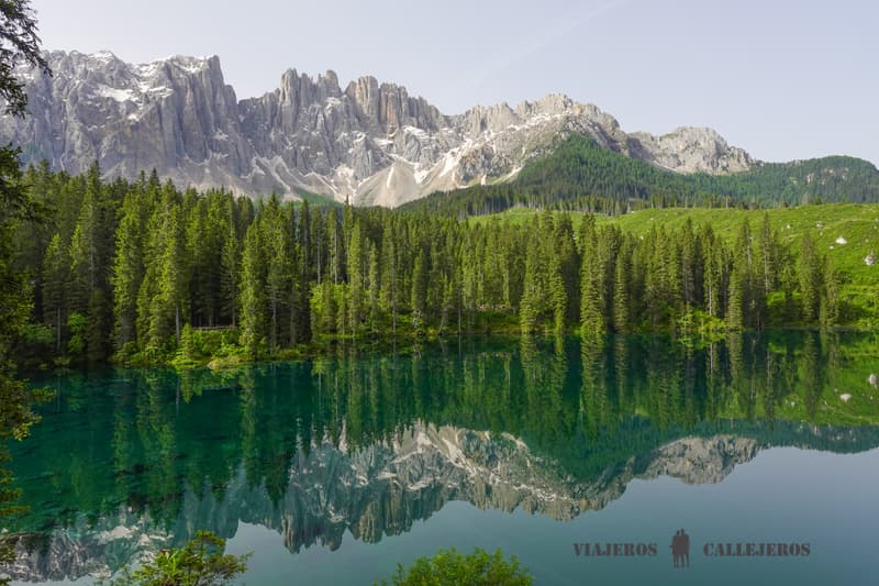 Lago di Carezza en una ruta por las Dolomitas