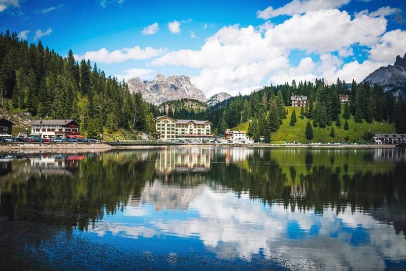Lago di Misurina, uno de los lugares donde alojarse en los Dolomitas