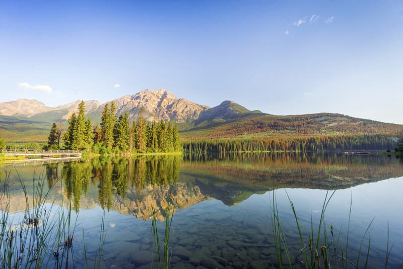 Lago Pyramid en la guía de Canadá