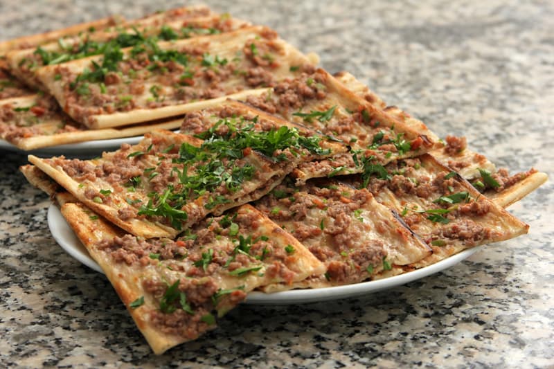 Lahmacun, uno de los platos que comer en los restaurantes donde comer en Estambul