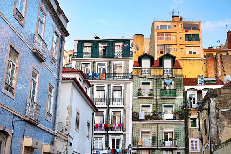 Coloridos edificios de Alfama