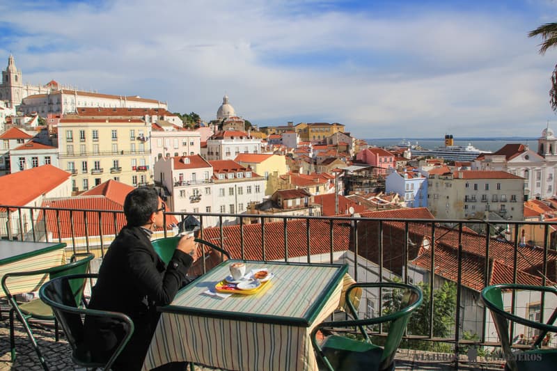 Desayuno en el Mirador Portas do Sol en la ruta por Lisboa en 3 días