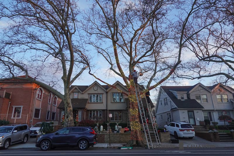 Ultimando los detalles de la iluminaciรณn de navidad en Dyker Heights