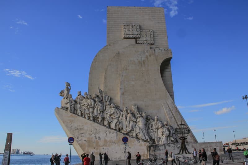 Monumento a los Descubrimientos en el Lisboa en un día