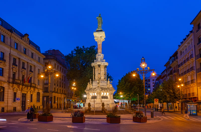 monumento fueros pamplona