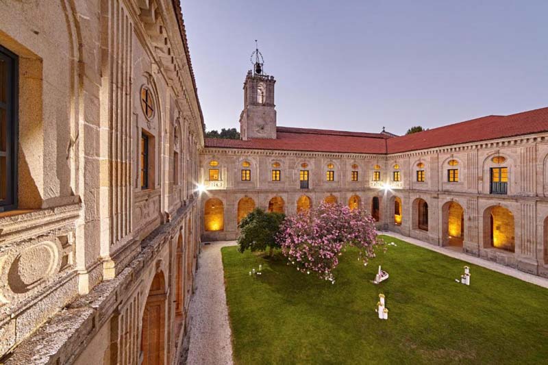 Monumento Monasterio de San Clodio, hoteles Galicia