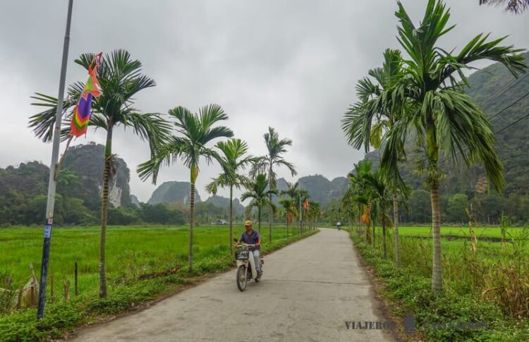 Moto en Tam Coc al viajar a Vietnam