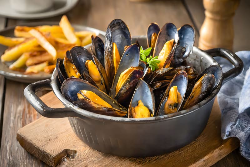 Moules et frites en la guía de Brujas