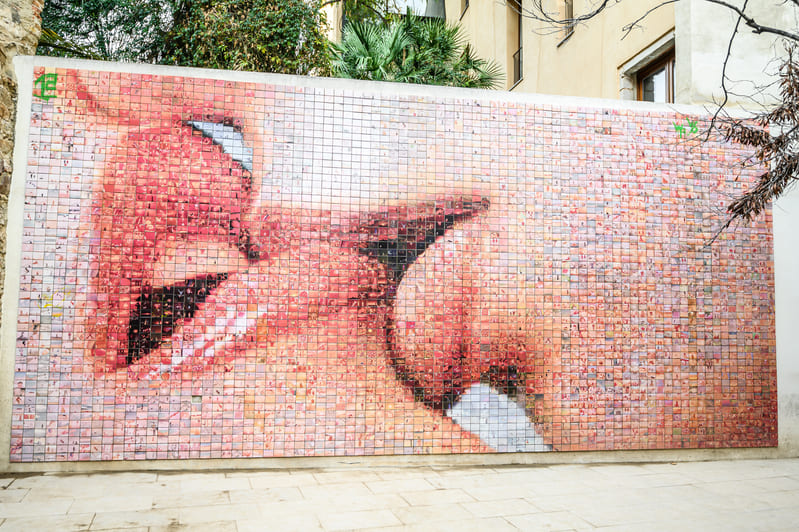 Mural del beso barcelona en un día