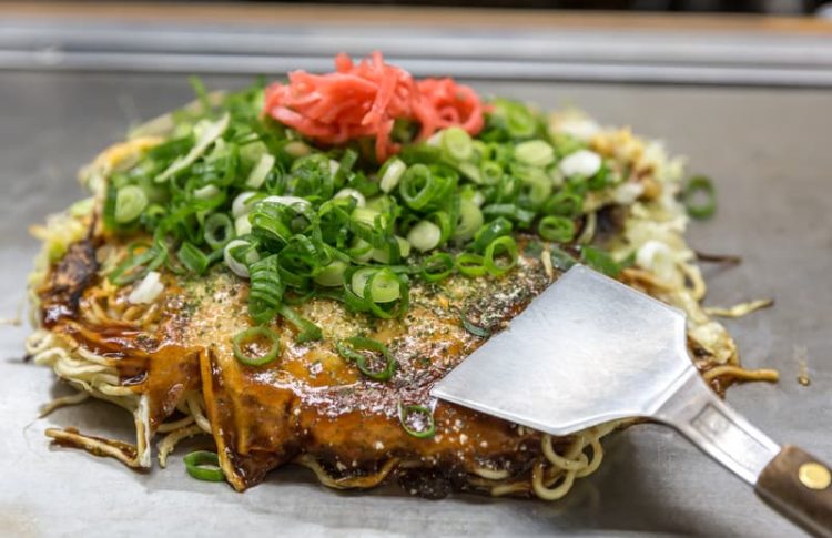 Okonomiyaki en los restaurantes donde comer en Hiroshima