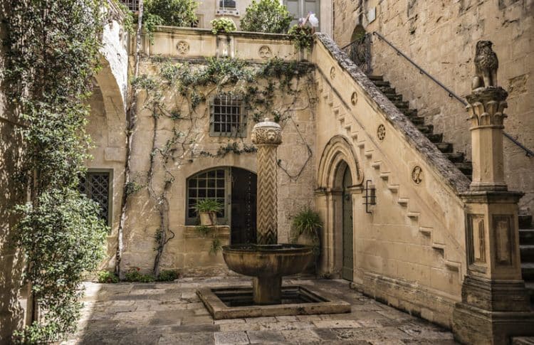 palacio falson que visitar en mdina