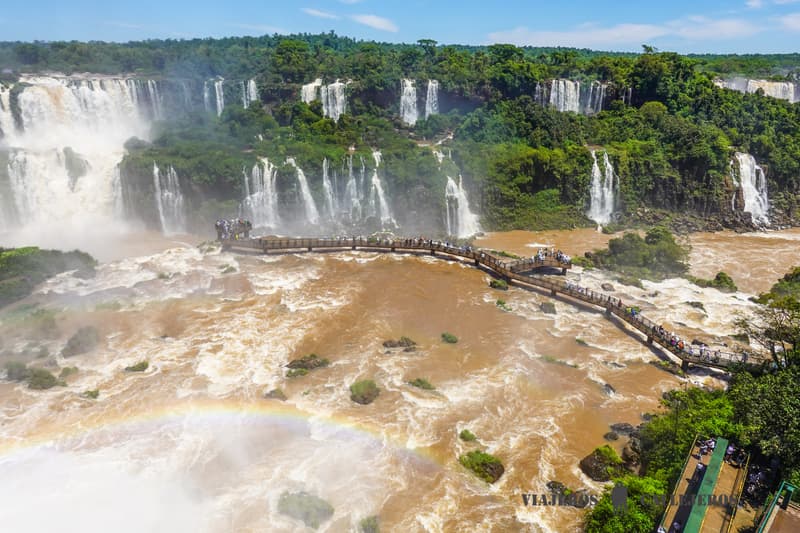 Pasarelas Garganta del Diablo en las cataratas de Iguazú en el lado brasileño