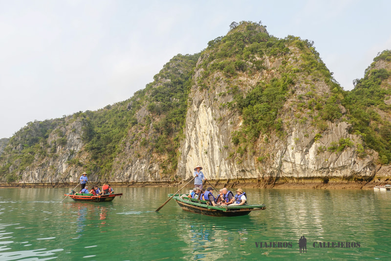Paseo en barca tradicional por Dark and Bright Cave