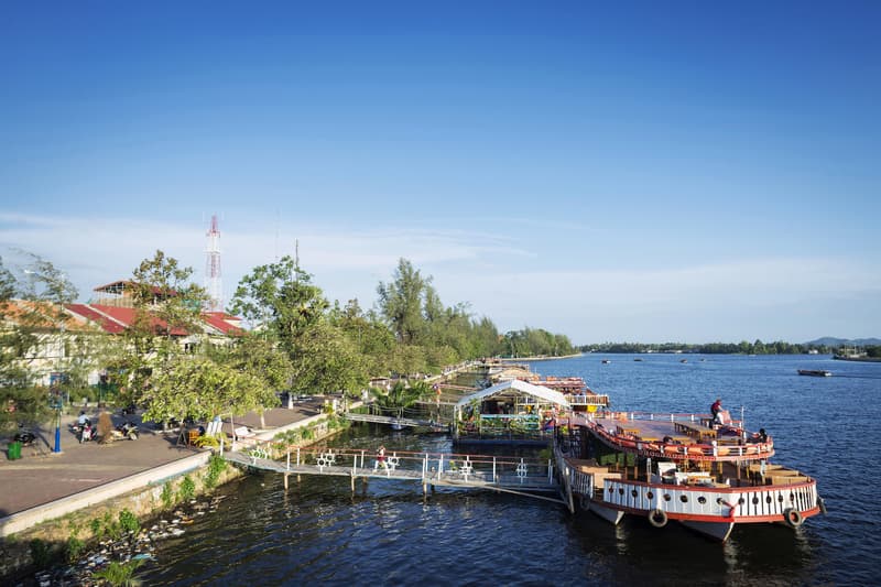 Paseo por la orilla de Kampong Bay otra de las cosas que hacer en Kampot