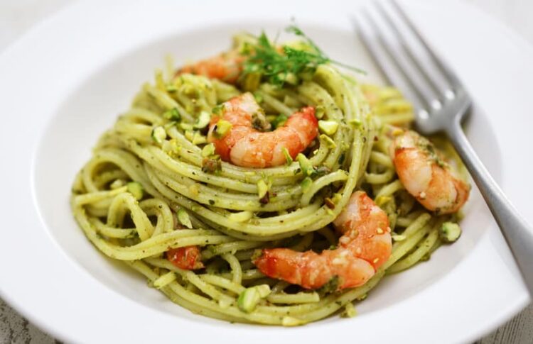 Pasta con pesto de pistacho y gambas en los restaurantes donde comer en Siracusa