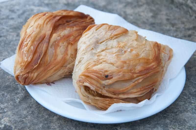 pastizzi reciรฉn horneado en un viaje a Malta