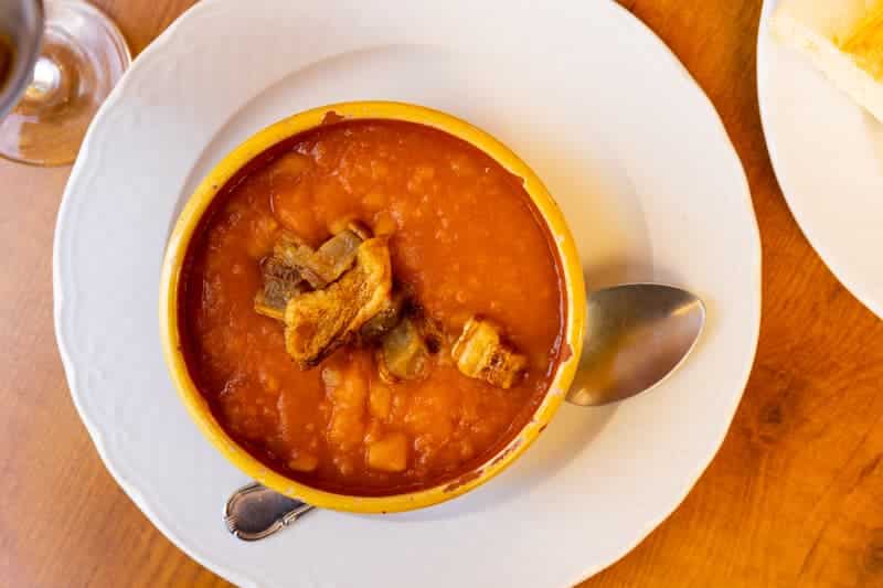 Patatas revolconas en los restaurantes donde comer en Cáceres