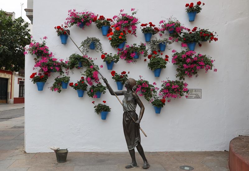 Escultura en homenaje a los cuidadores de los patios de Córdoba: "La Regadora"