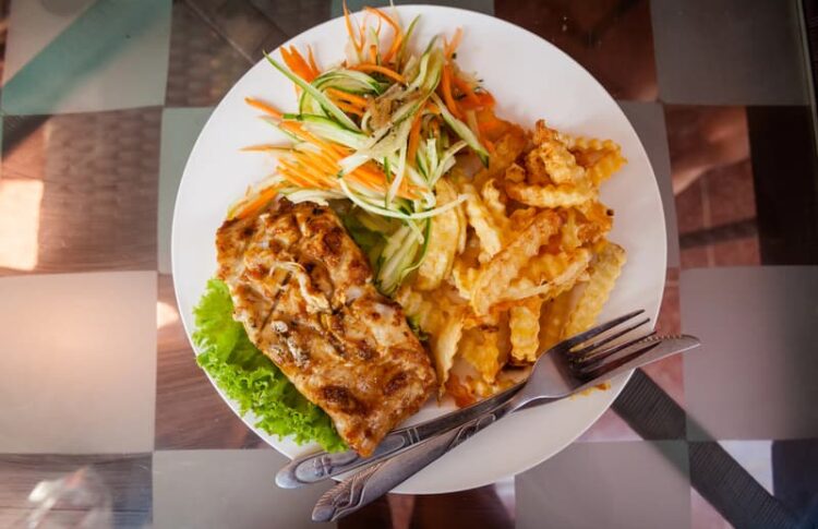 Pescado brasa en los restaurantes donde comer en Koh Rong Samloem
