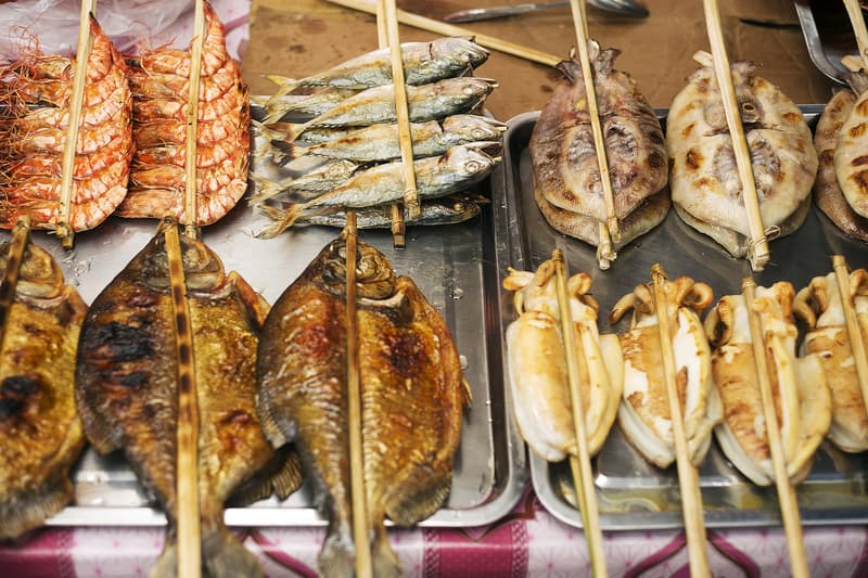 Pescado frito en el mercado donde comer en Kampot
